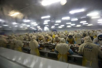 湖北潛江:數千人現場剝小龍蝦蝦球 場面壯觀